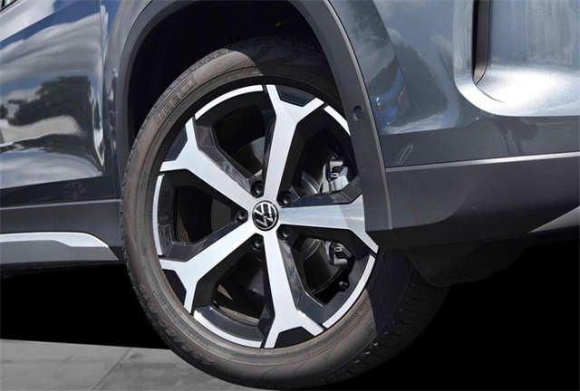 New 2025 Volkswagen Tiguan SE image 3