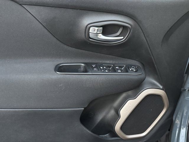 Used 2017 Jeep Renegade Latitude w/ Cold Weather Group image 17