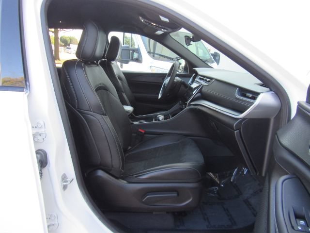 Used 2025 Jeep Grand Cherokee Altitude AWD/4WD image 21