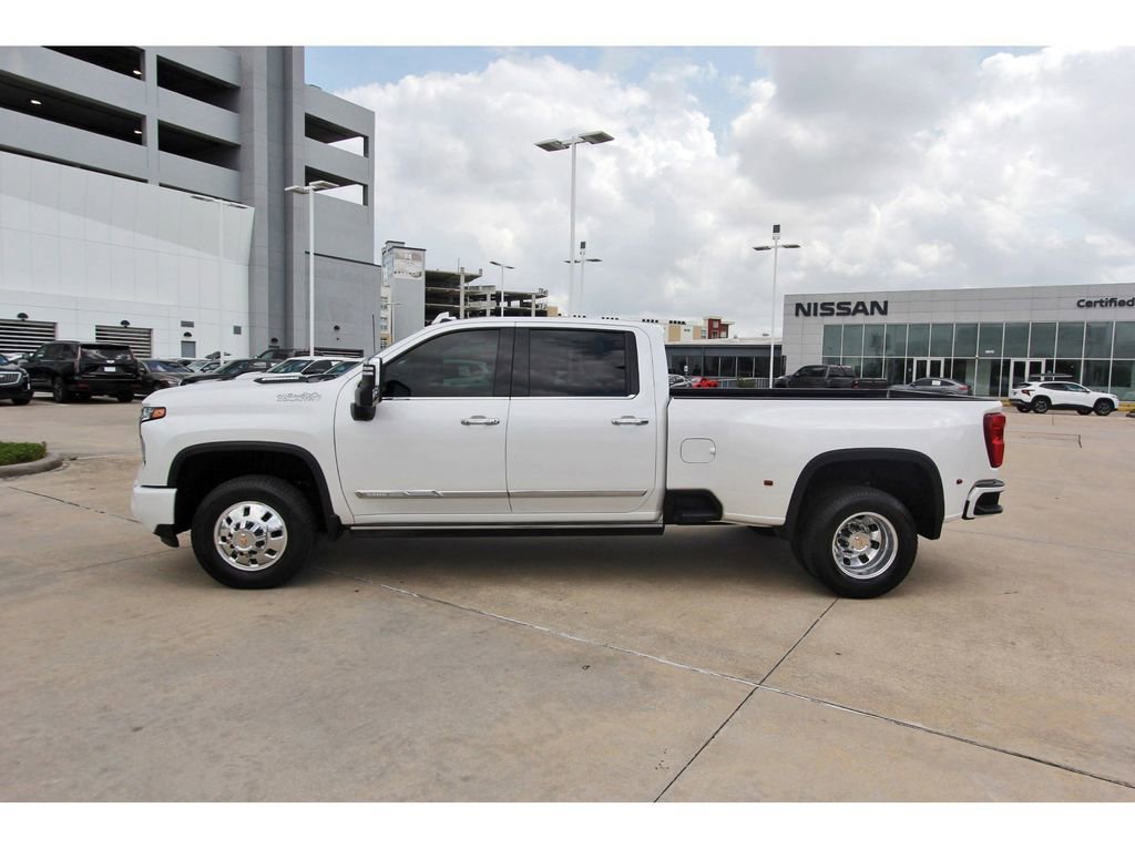 Used 2025 Chevrolet Silverado 3500 High Country w/ High Country Premium Package image 3