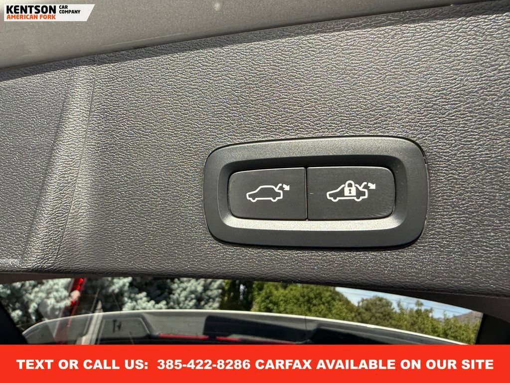 Used 2025 Volvo XC40 B5 Plus image 33