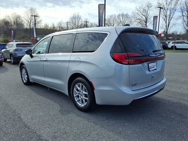 Used 2024 Chrysler Pacifica Touring-L image 6