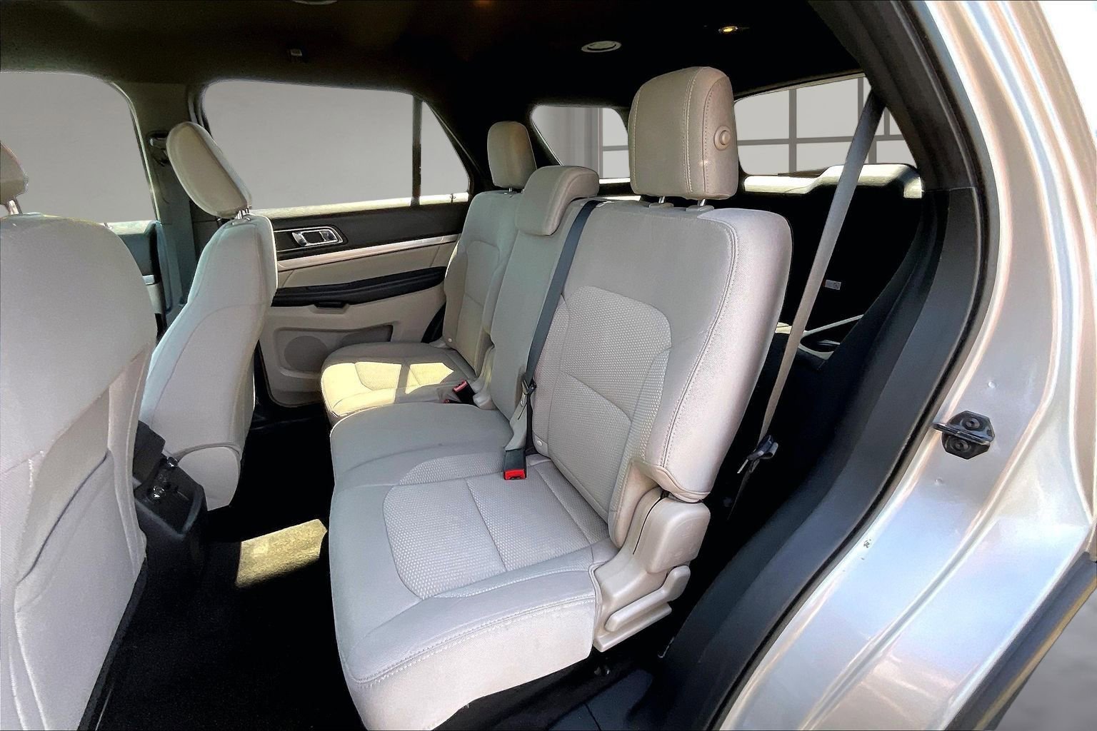 Used 2018 Ford Explorer XLT w/ Equipment Group 201A FWD image 22