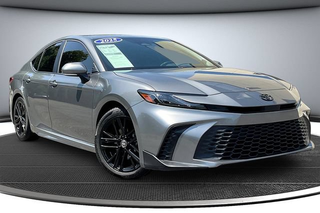 Used 2025 Toyota Camry SE FWD image 3