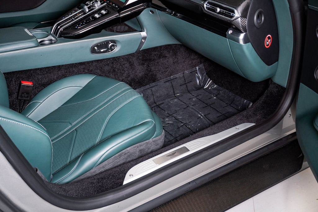 Used 2025 Aston Martin V8 Vantage Coupe RWD image 19