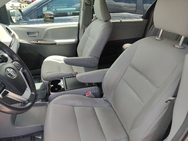 Used 2019 Toyota Sienna XLE w/ XLE Navigation Package FWD image 17
