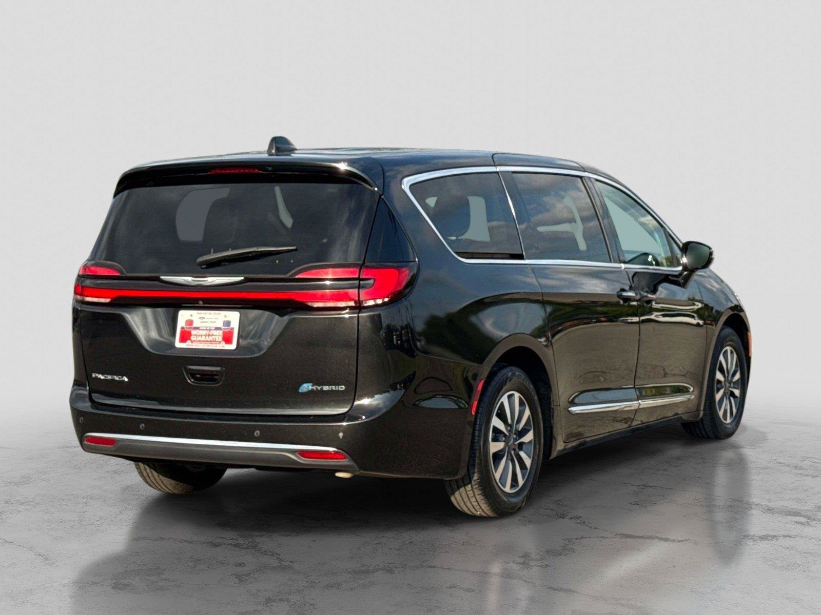 Used 2023 Chrysler Pacifica Limited FWD image 5