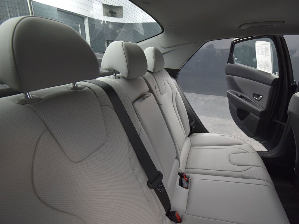 Used 2022 Hyundai Elantra Limited image 19