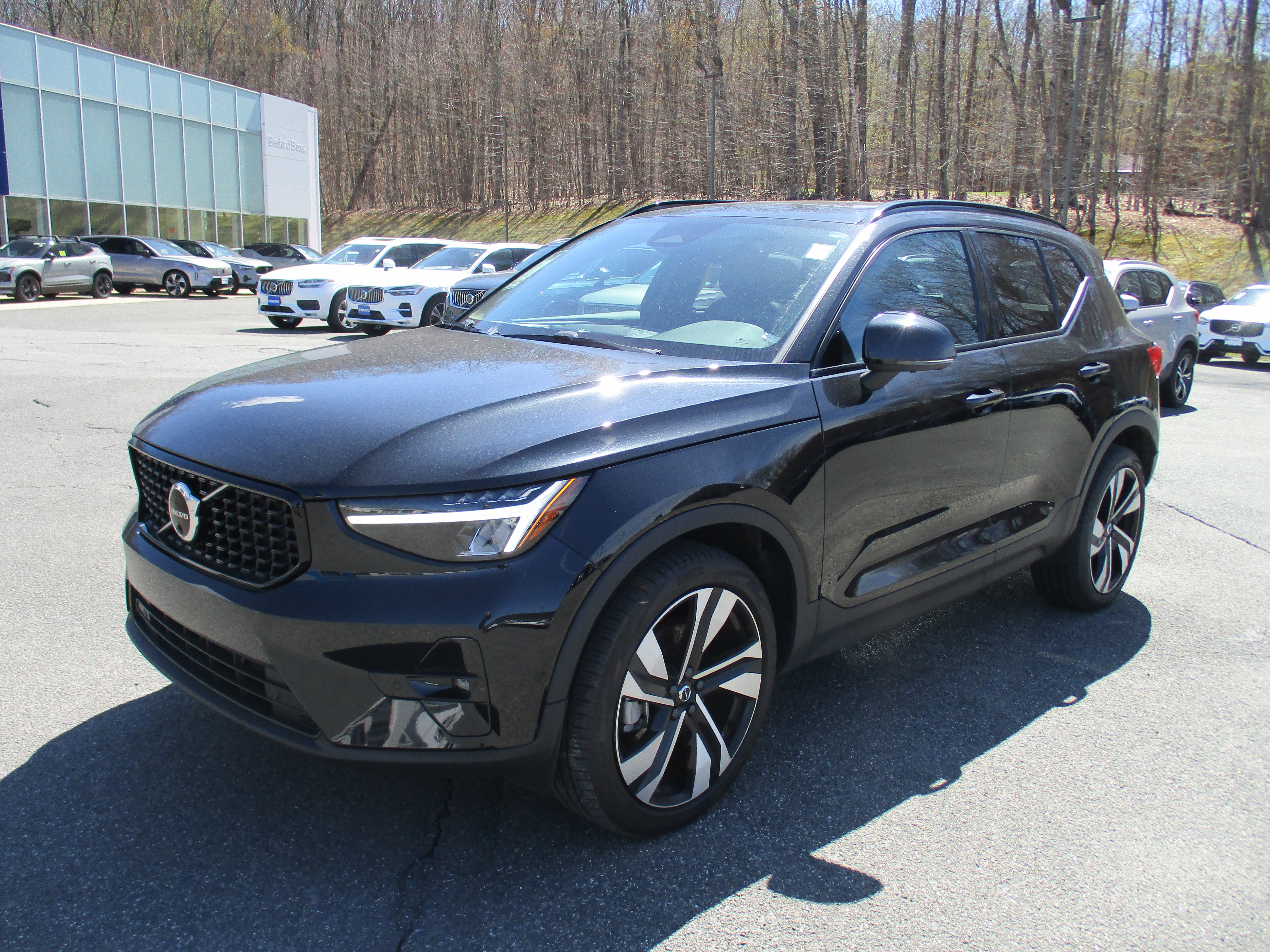 Used 2023 Volvo XC40 B5 Plus w/ Driver Assist Package AWD/4WD image 1