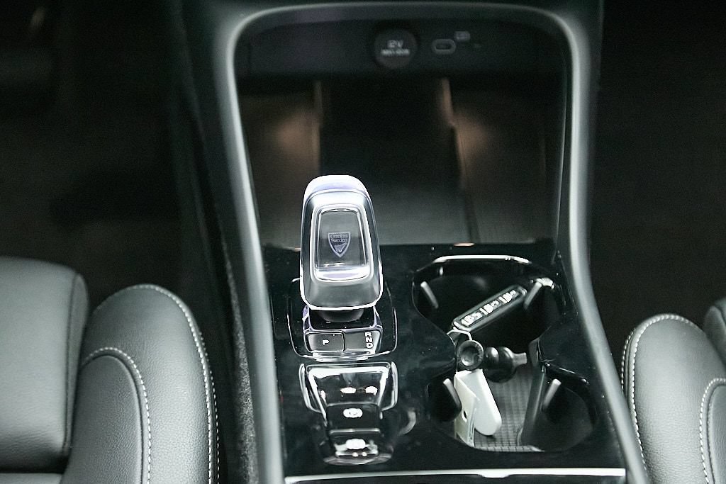 Certified 2025 Volvo XC40 B5 Ultra AWD/4WD image 30