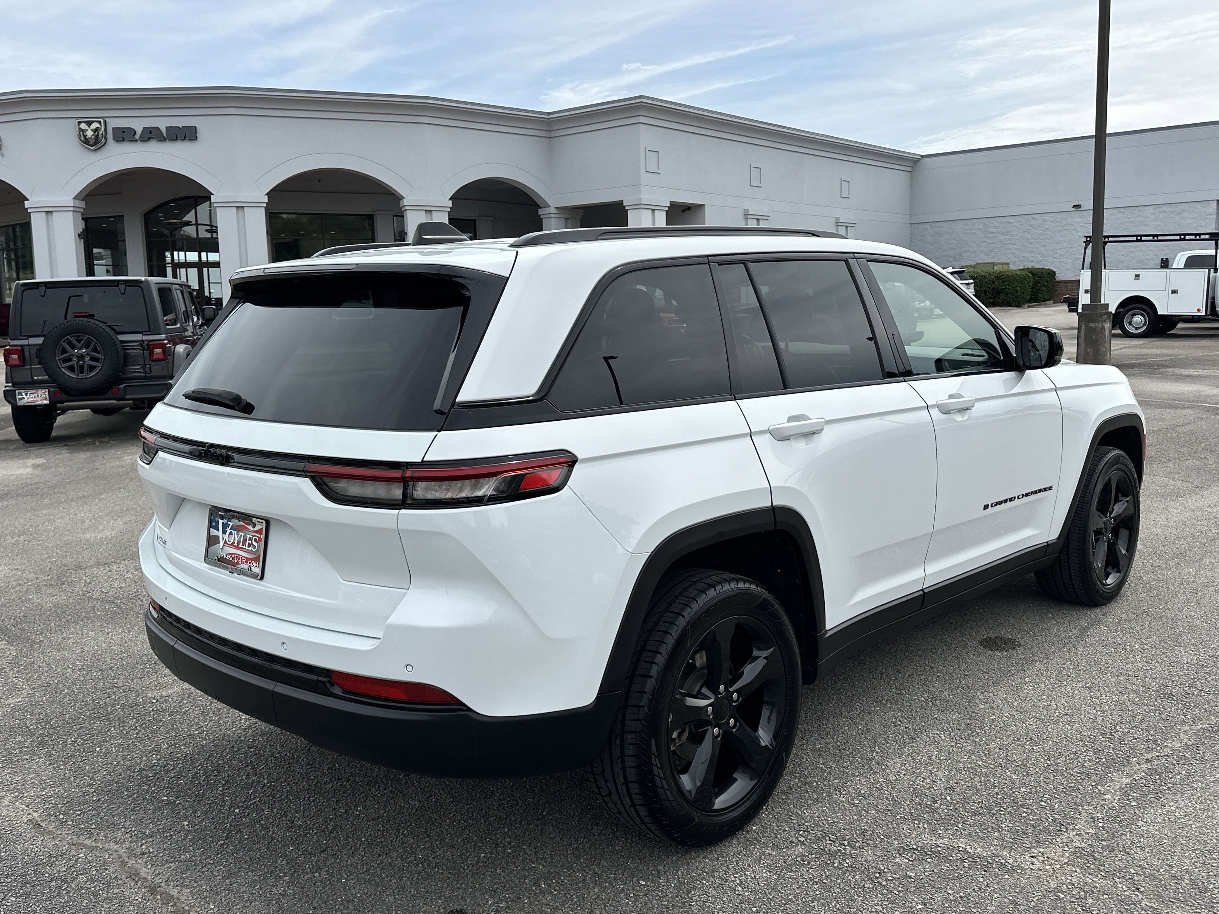 Used 2023 Jeep Grand Cherokee Altitude image 7