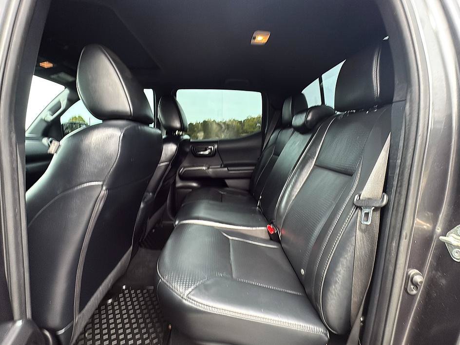 Used 2019 Toyota Tacoma TRD Sport AWD/4WD image 18