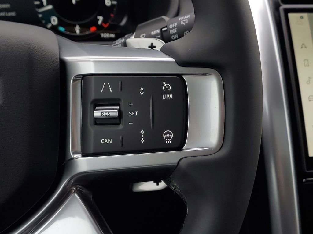 New 2026 Land Rover Discovery Dynamic SE image 17