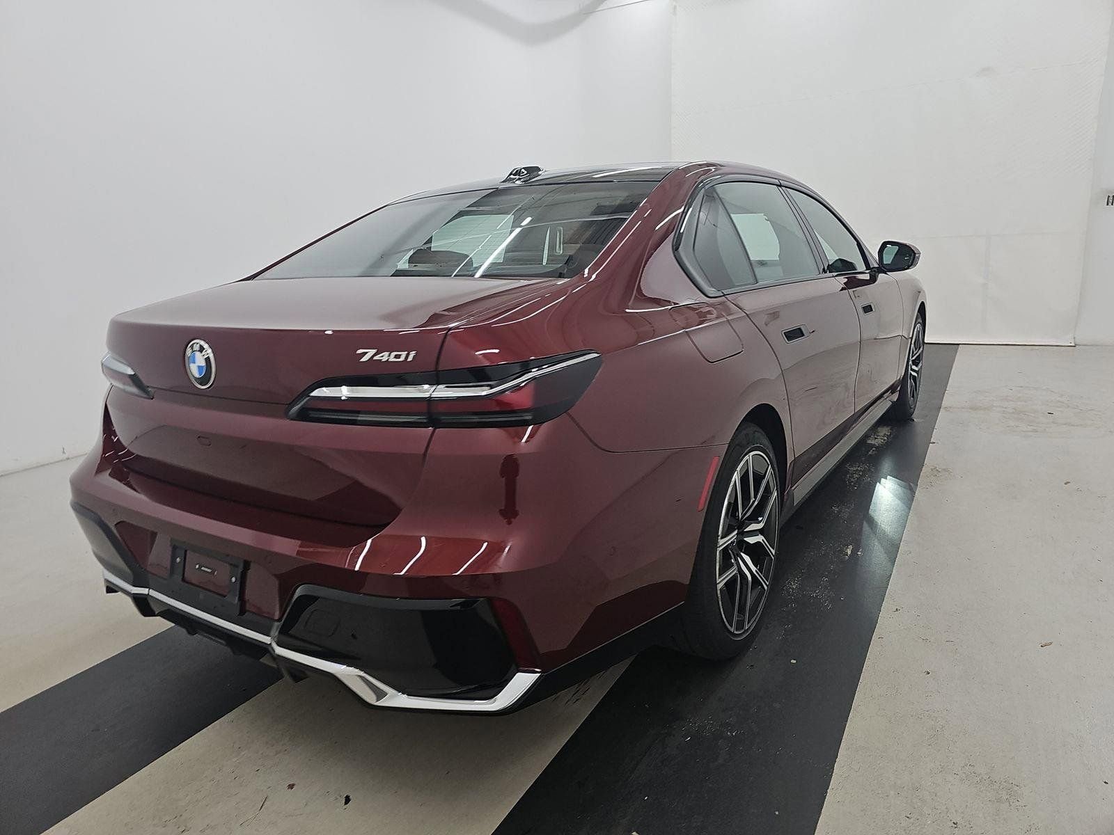 Used 2025 BMW 740i image 4