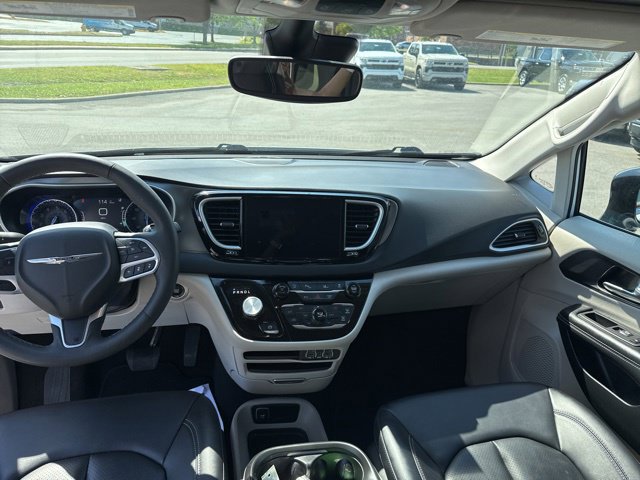 Used 2024 Chrysler Pacifica Touring-L FWD image 25