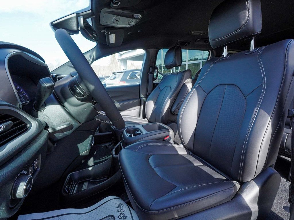 New 2026 Chrysler Pacifica Select FWD image 32