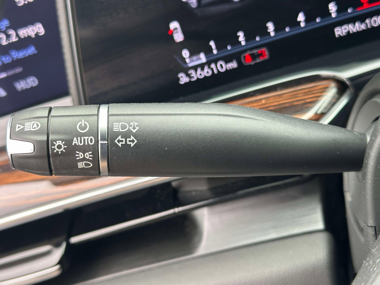 Used 2022 Cadillac Escalade Premium Luxury w/ LPO, Illumination Package image 19