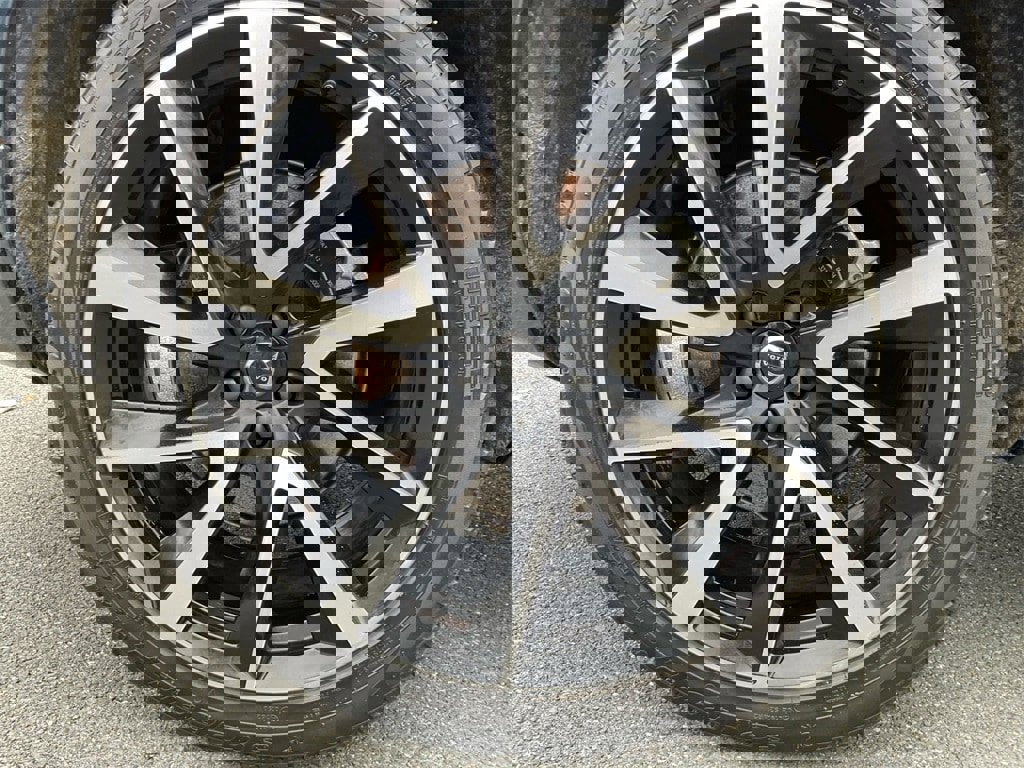 Certified 2025 Volvo XC90 B6 Plus image 16