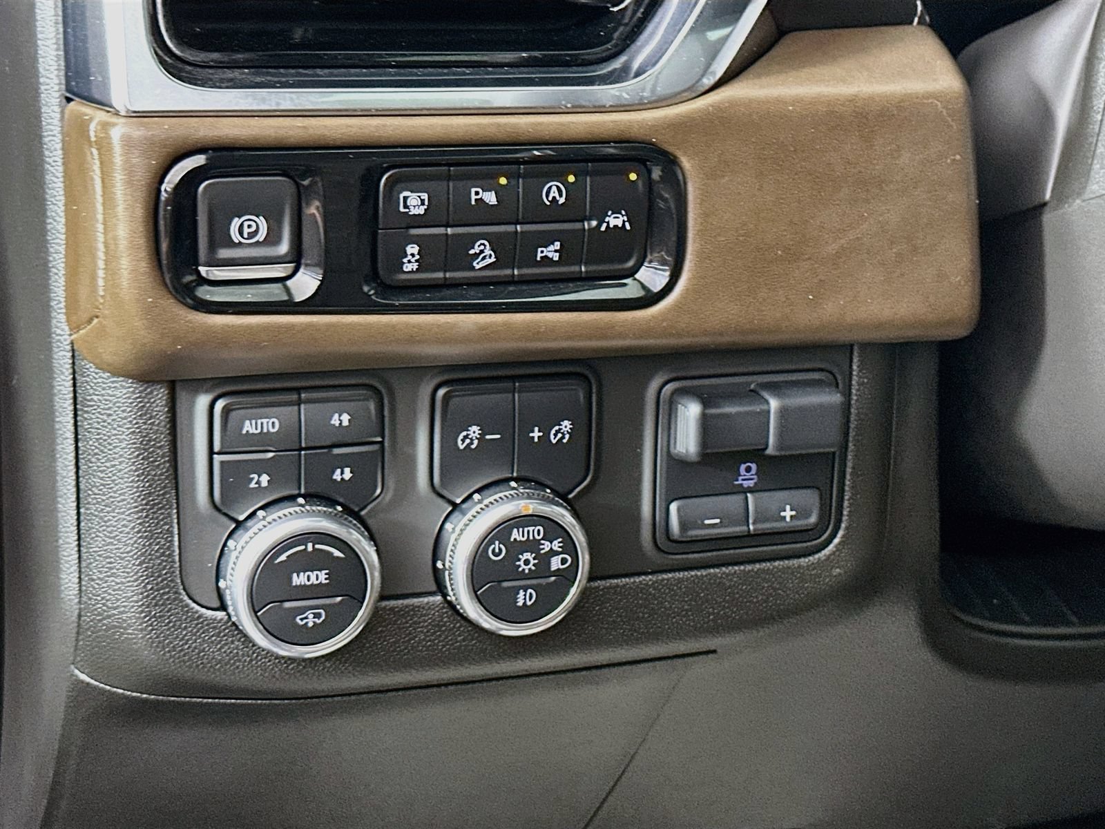 Used 2025 GMC Yukon XL Denali Ultimate AWD/4WD image 11