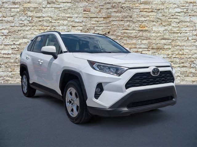 Used 2019 Toyota RAV4 XLE w/ Convenience Package FWD image 2