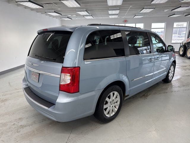 Used 2013 Chrysler Town & Country Touring image 12