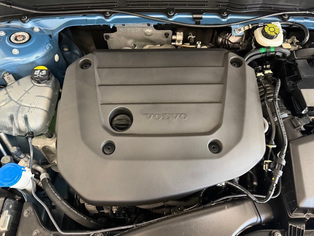 Used 2023 Volvo XC40 B5 Plus w/ Driver Assist Package AWD/4WD image 9