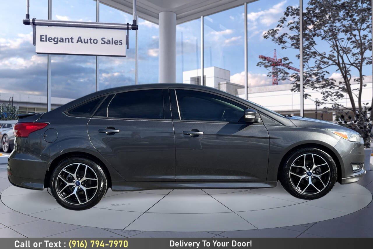 Used 2016 Ford Focus SE w/ SE Sport Package FWD image 4