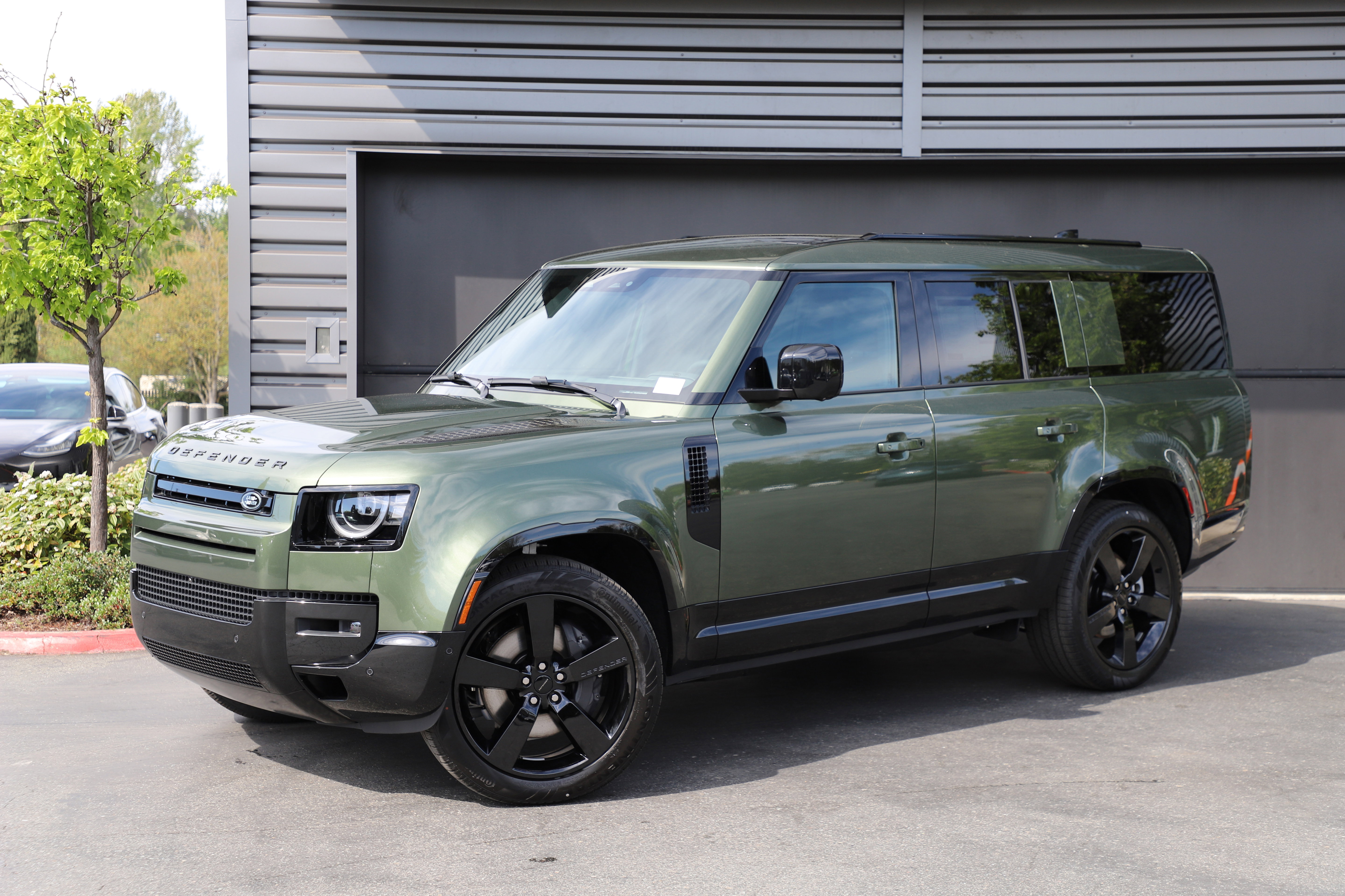 New 2026 Land Rover Defender 130 X-Dynamic SE AWD/4WD image 1