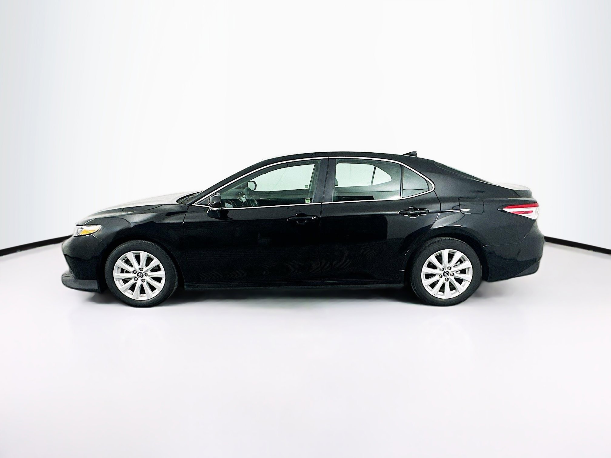 Used 2019 Toyota Camry LE w/ Convenience Package image 4