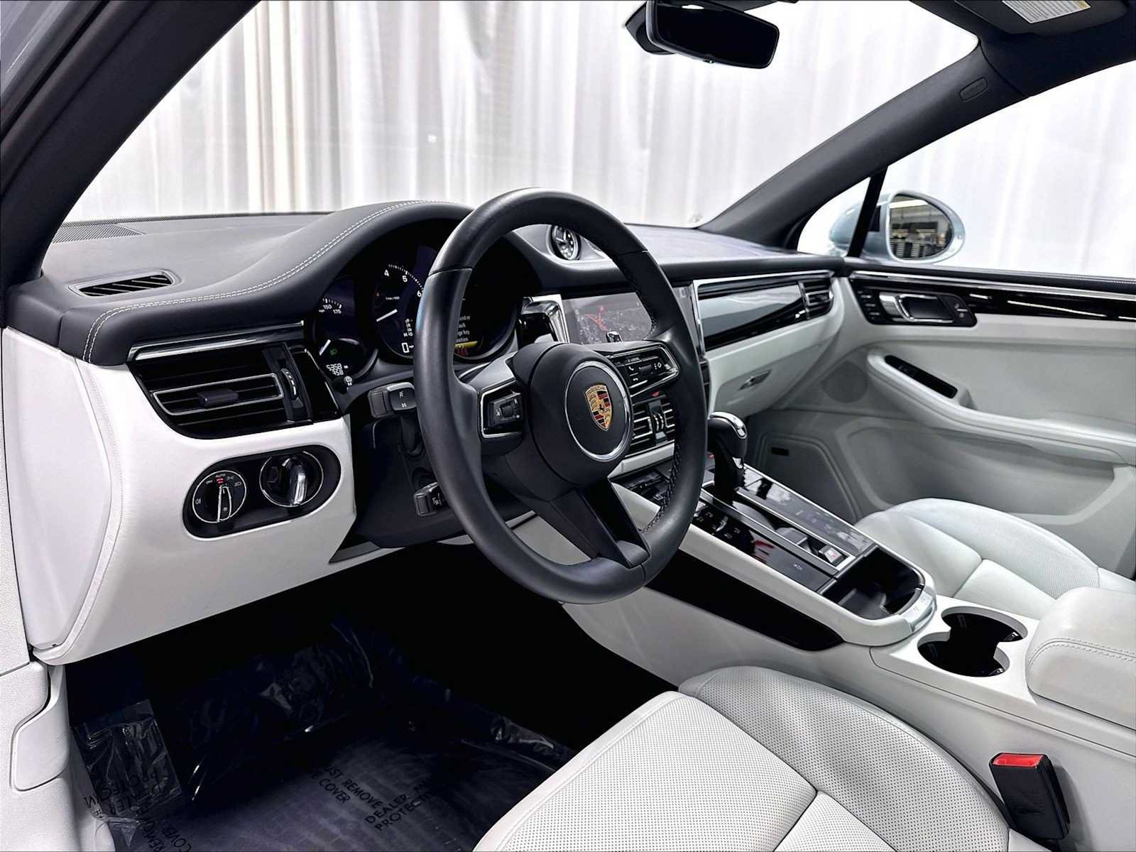 Used 2026 Porsche Macan AWD/4WD image 7