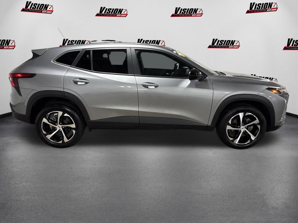 Used 2024 Chevrolet Trax RS w/ Driver Confidence Package FWD image 4