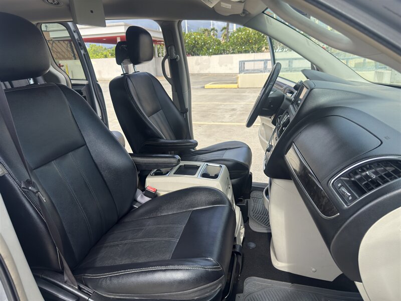 Used 2015 Chrysler Town & Country Touring FWD image 11
