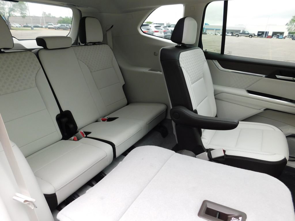 Used 2024 GMC Acadia Denali w/ Super Cruise Package image 5