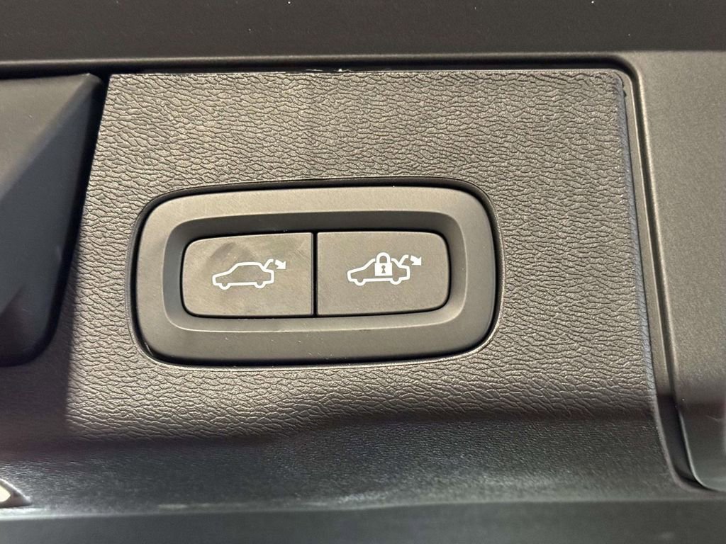 Used 2025 Volvo XC60 B5 Plus image 18