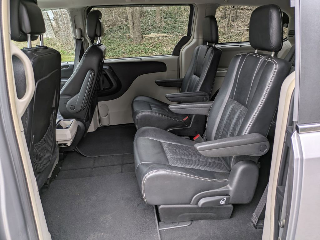 Used 2016 Chrysler Town & Country Touring-L image 28