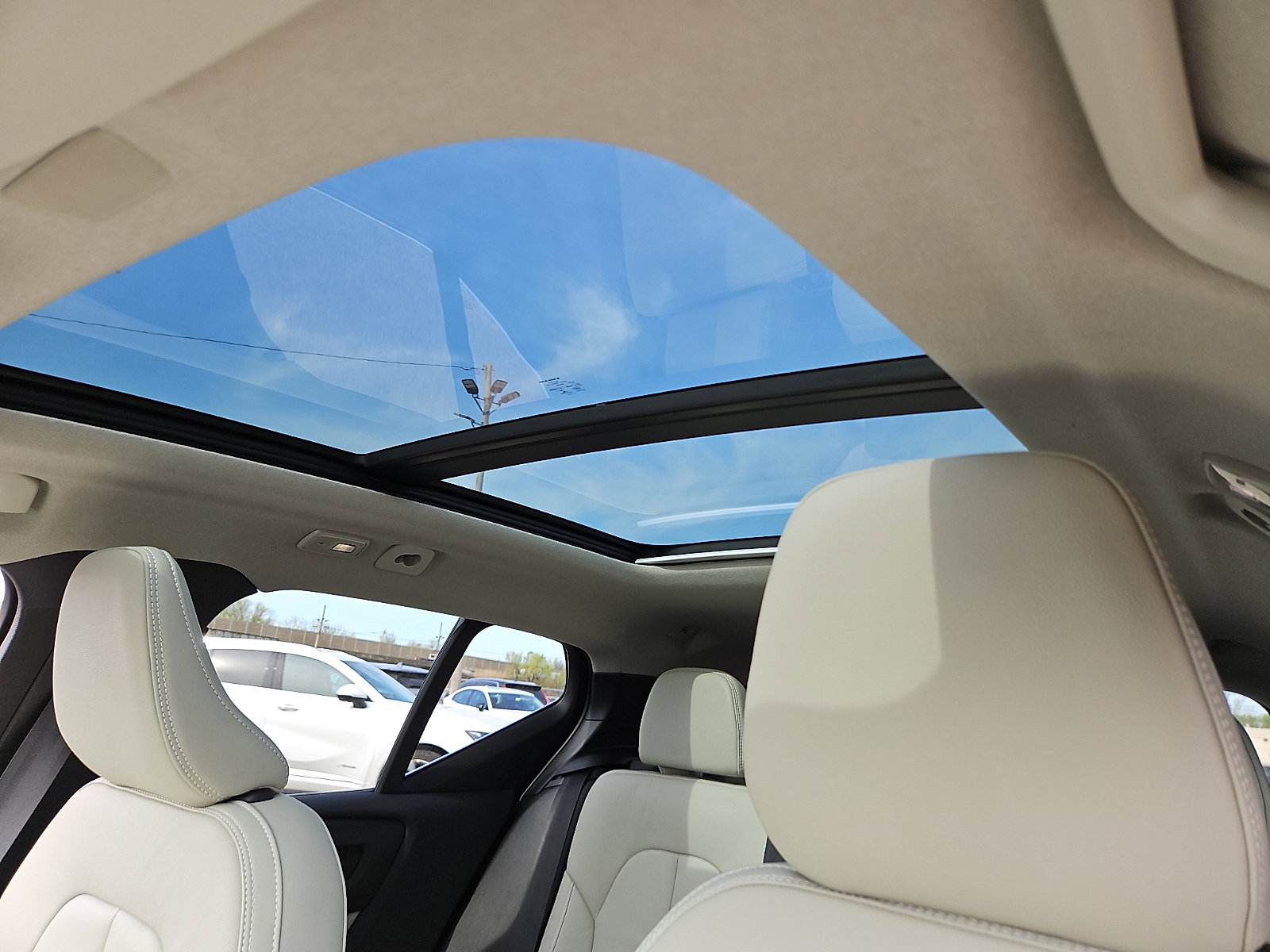 Certified 2023 Volvo XC40 B5 Plus w/ Climate Package image 14