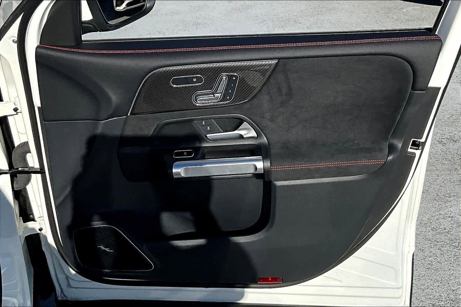 Used 2025 Mercedes-Benz GLB 35 AMG 4MATIC image 23