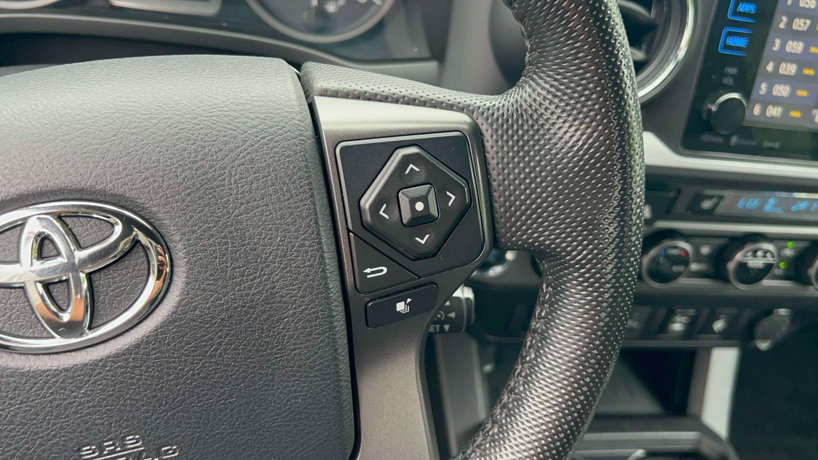 Used 2016 Toyota Tacoma TRD Off-Road w/ Premium & Technology Package AWD/4WD image 24