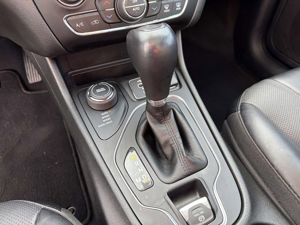 Used 2022 Jeep Cherokee Latitude Lux w/ Sun & Sound Group image 39