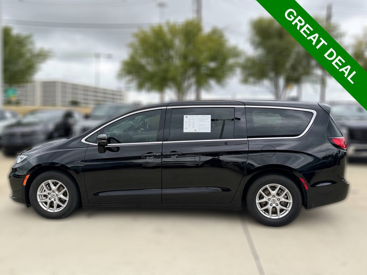 Used 2024 Chrysler Pacifica Touring-L FWD image 11