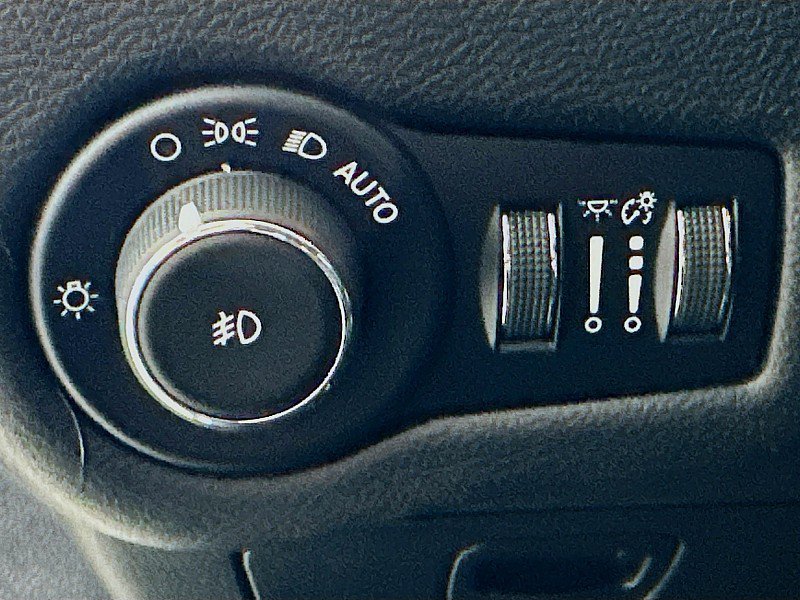 Used 2017 Jeep Cherokee Trailhawk w/ Cold Weather Group AWD/4WD image 10