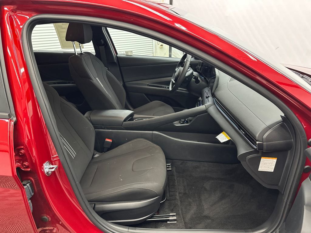 Used 2025 Hyundai Elantra SEL FWD image 13