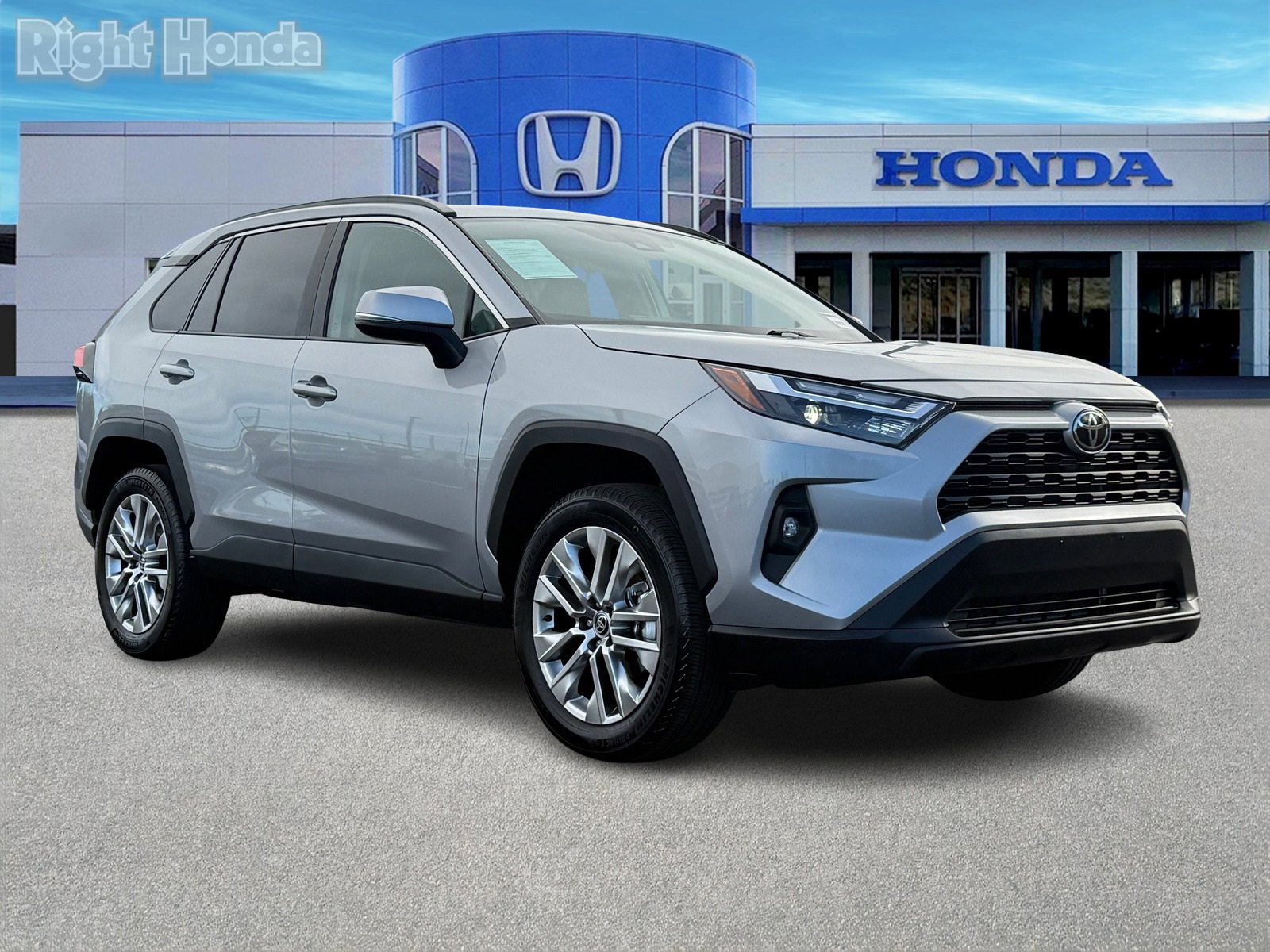 Used 2025 Toyota RAV4 XLE Premium image 9