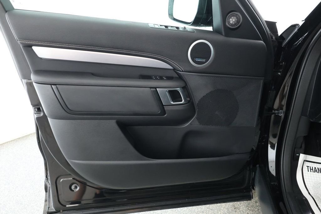 Used 2024 Land Rover Discovery Dynamic SE image 9