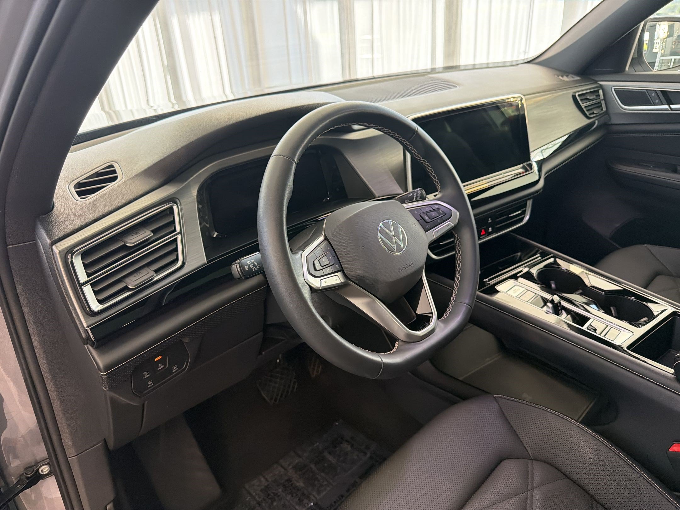 Used 2024 Volkswagen Atlas Cross Sport SE FWD image 4
