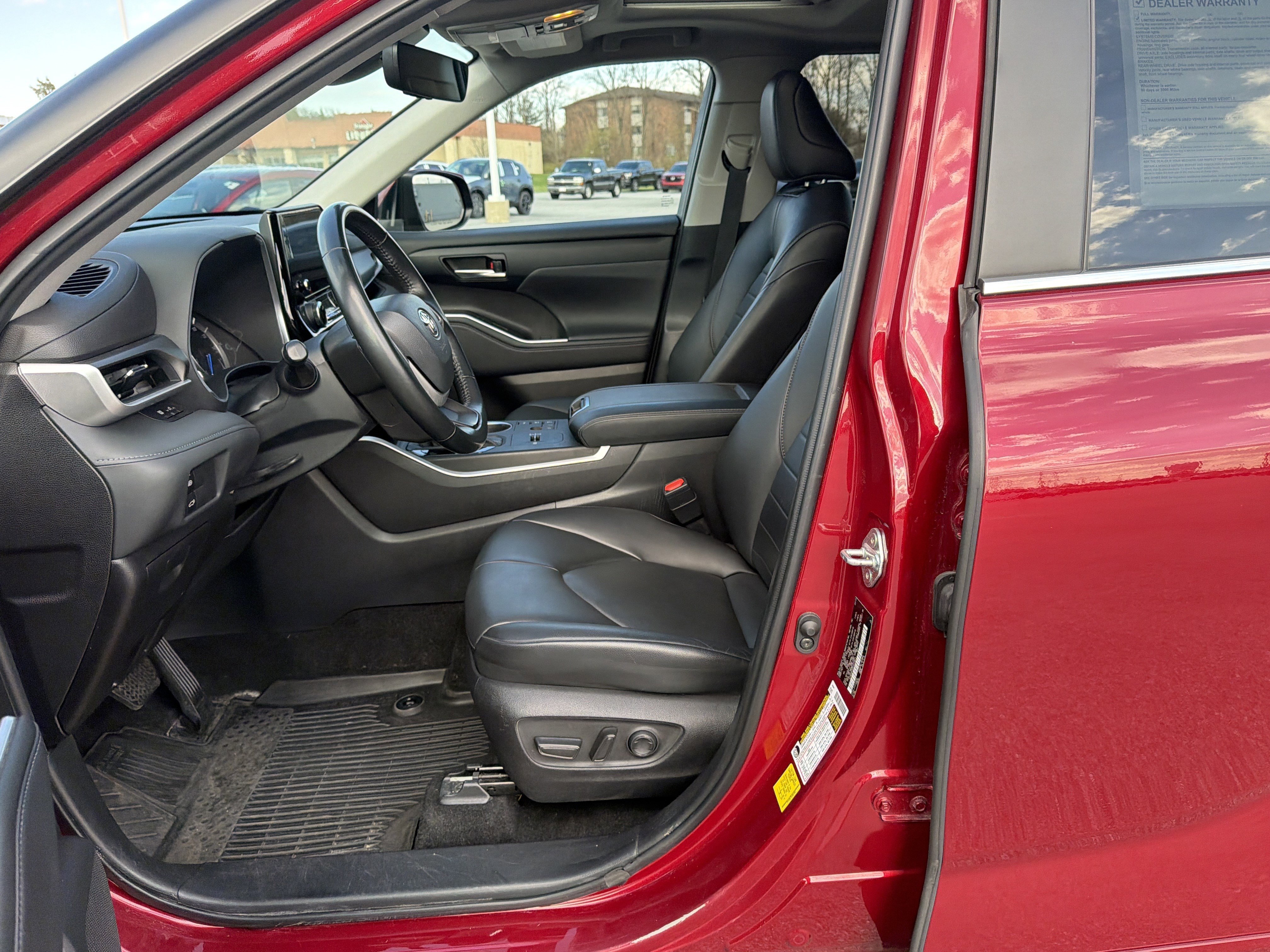 Used 2023 Toyota Highlander XLE AWD/4WD image 12