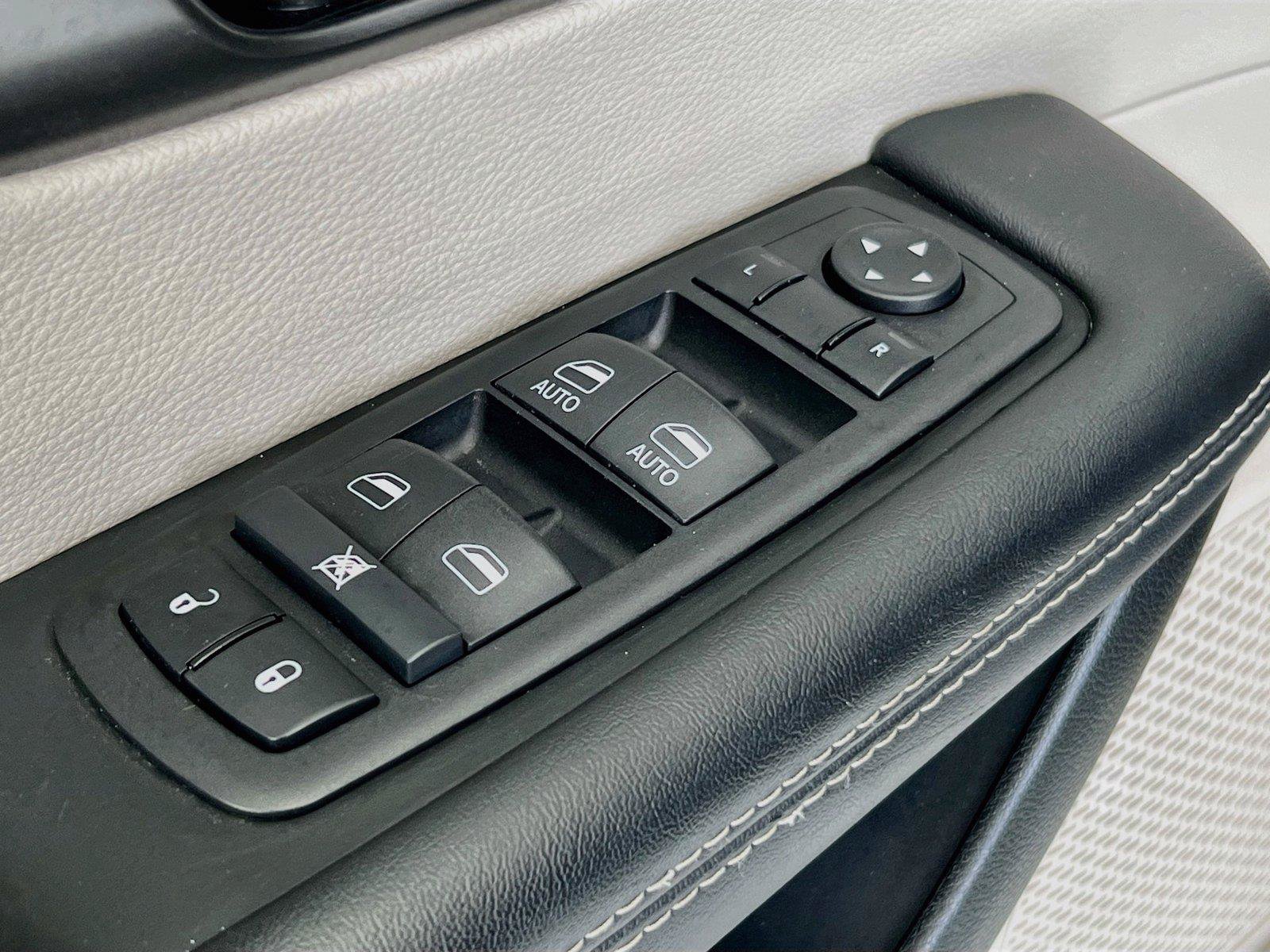 Used 2024 Chrysler Pacifica Touring-L FWD image 19