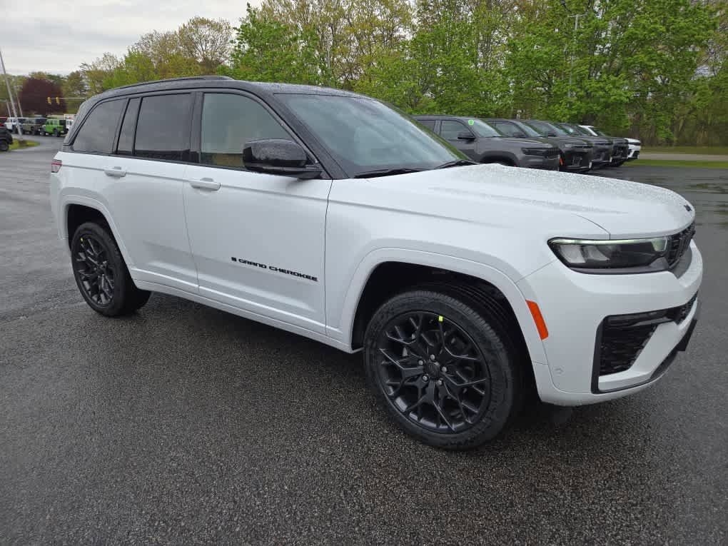 New 2026 Jeep Grand Cherokee Summit AWD/4WD image 2