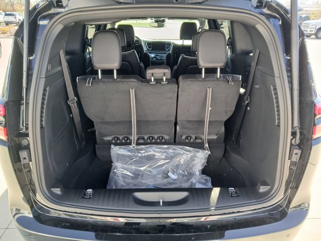 New 2026 Chrysler Pacifica Limited w/ Uconnect Theater Family Group FWD image 23