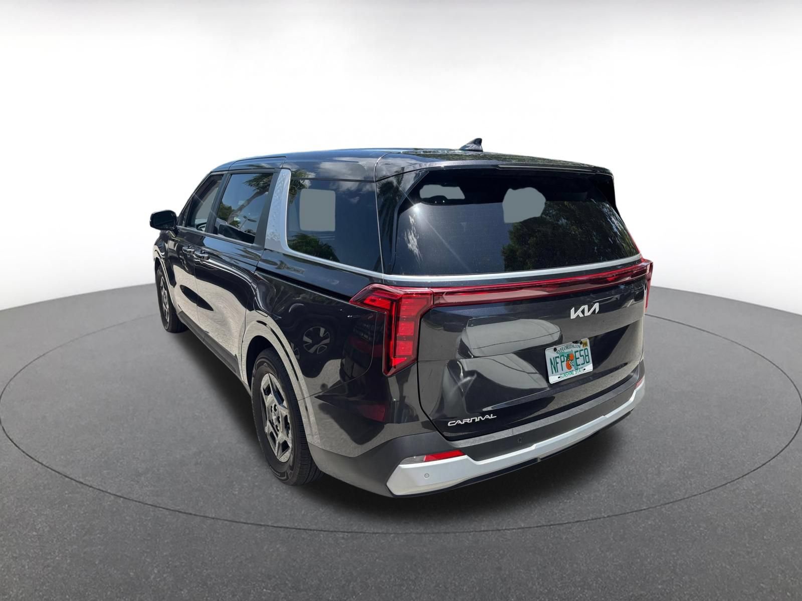 Used 2026 Kia Carnival FWD image 5